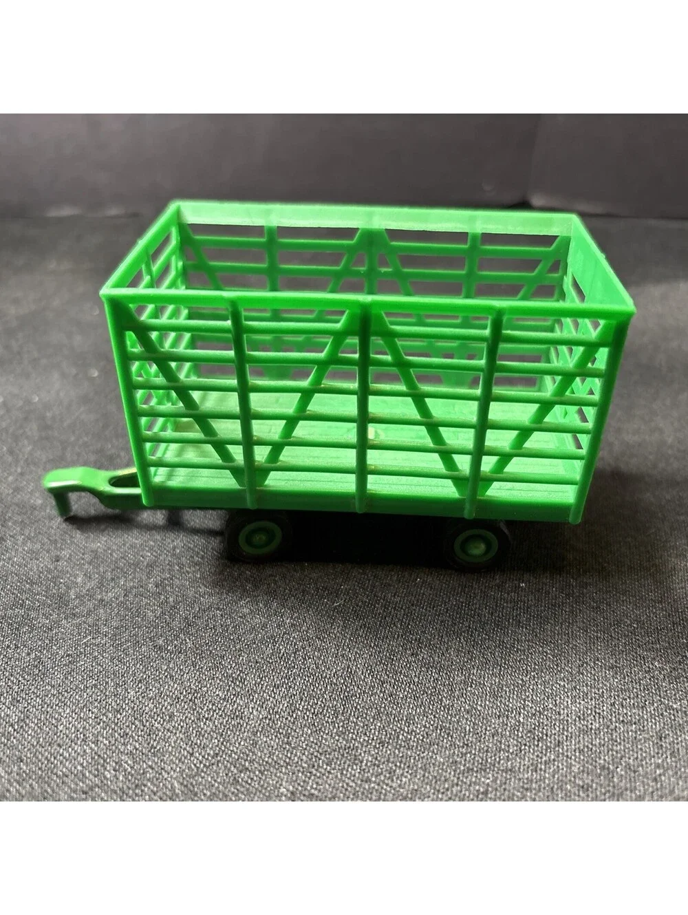 Maisto Tonka 4” Hay Wagon or Trailer with 1 Roll of Hay 2008 Hasbro Co. Green